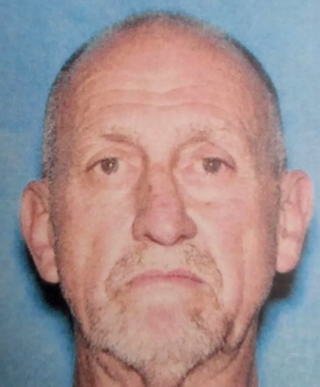 Kenneth Dobbins, de 68 años, fue arrestado como presunto dueño de los perros tras una investigación por la muerte de Fernando Torres Moreno en California (GoFundMe)