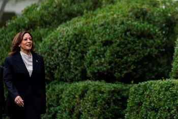 Kamala Harris camina en el