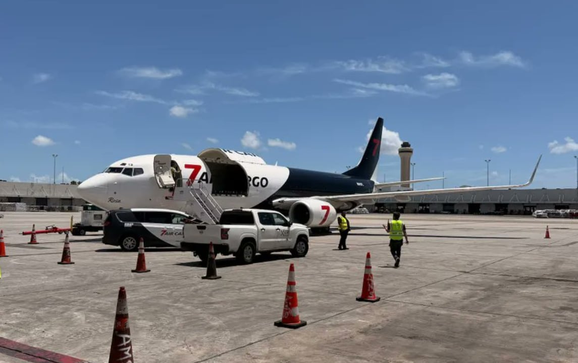 Un avión de carga de 7A Air Cargo en pista, listo para el primer vuelo de ayuda humanitaria de Estados Unidos a Cuba, parte de un plan de USD 100 millones.