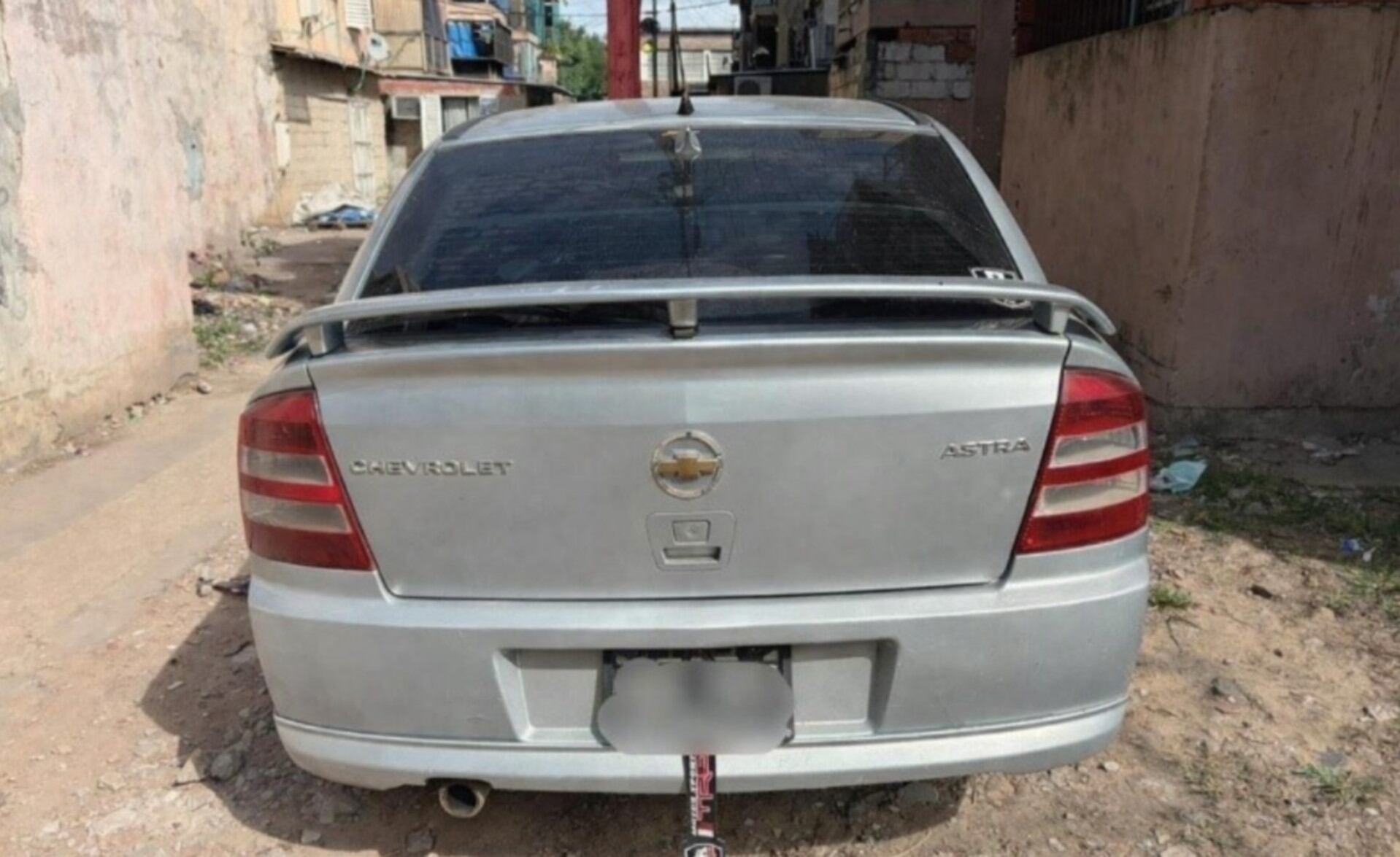 Fotografía del Chevrolet Astra de color plata, vinculado a la imputación de hombres por el asesinato ocurrido en una despensa de Rosario (Rosario3)