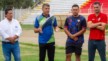 Gustavo Roverano ofreciendo su primera charla técnica con presencia de Edwin Oviedo. - Crédito: Juan Aurich