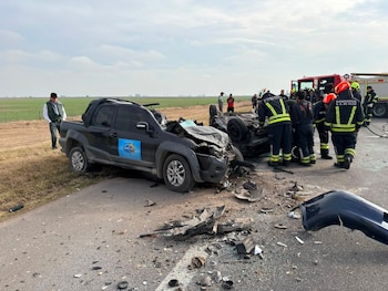 Los Bomberos Voluntarios de San Andrés de Giles ayudaron a rescatar a las personas atrapadas en los vehículos