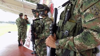 Un groupe de soldats qui