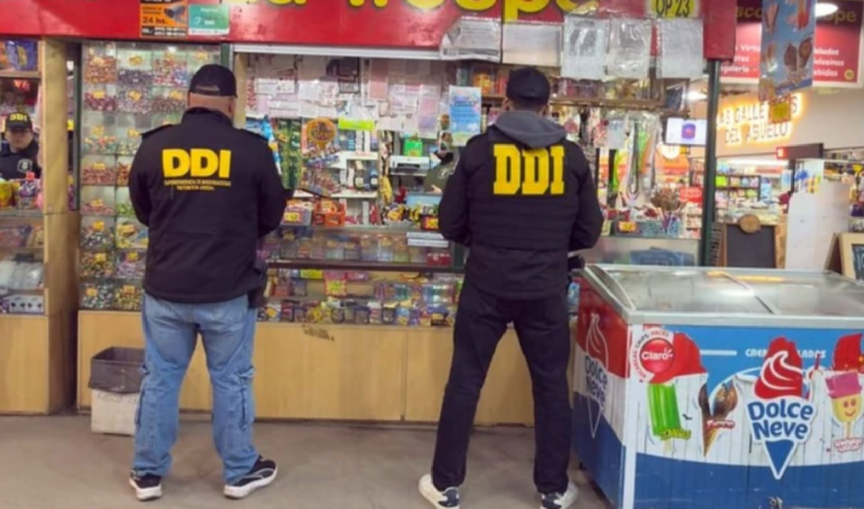 Agentes de la DDI realizan un allanamiento en un kiosco de Mar del Plata, en el marco de una investigación por apuestas clandestinas (0223)