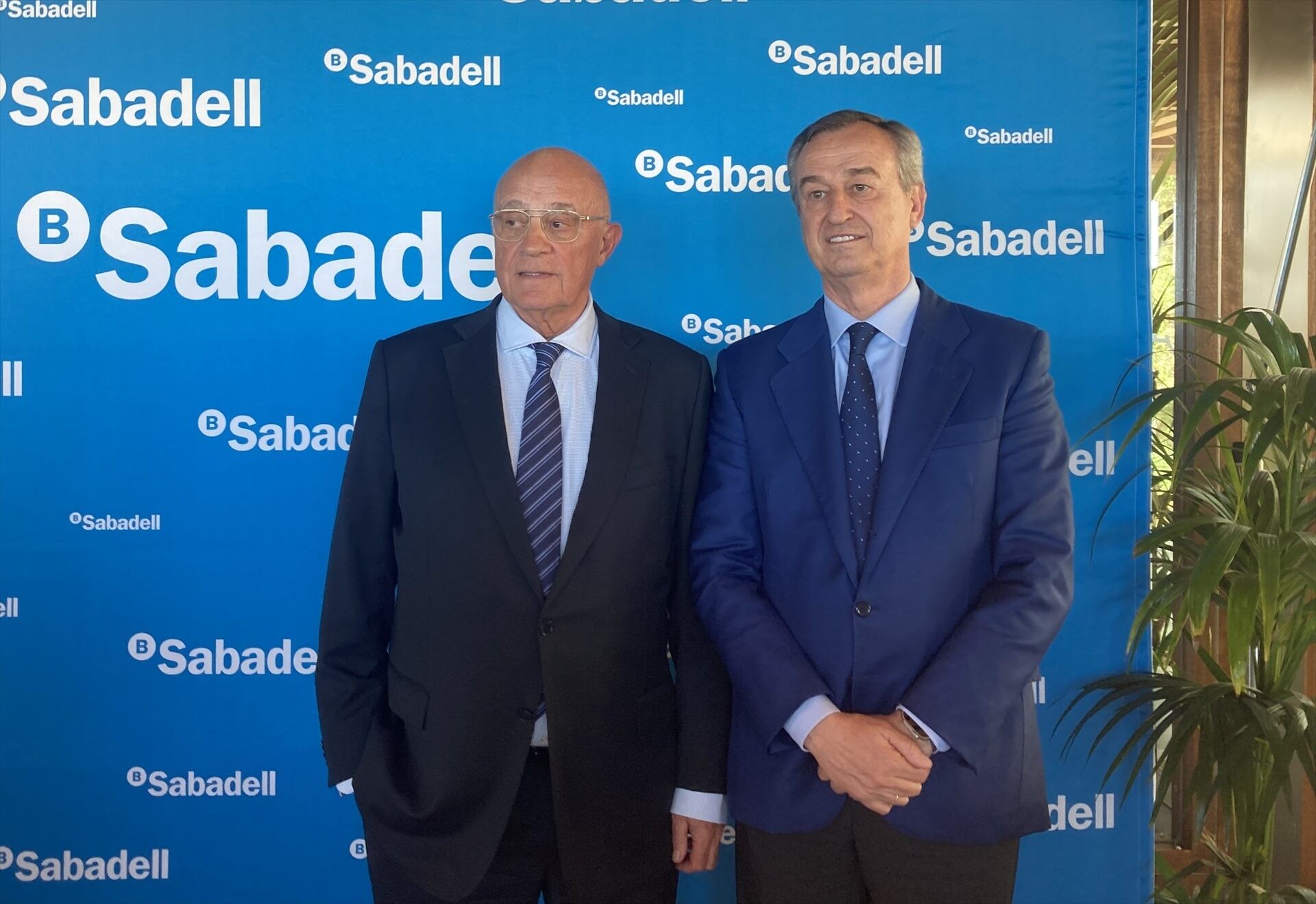 El presidente de Banco Sabadell, Josep Oliu (i), junto al consejero delegado, César González-Bueno (d).