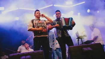 Los Inquietos del Vallenato resultaron lesionados tras fuerte explosión en el escenario: “Me ocasionó una quemadura de primer grado”