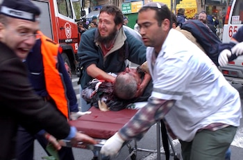 Paramédicos rescatando a uno de los heridos en el atentado del 9 de agosto de 2001 en el restaurante Sbarro de Jerusalén. Photo by Yossi Zamir / Flash90.