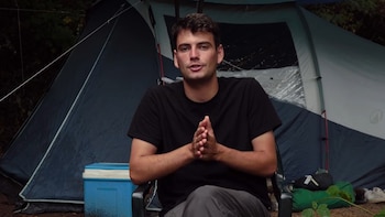 El joven junto a su tienda de campaña hablando para youtube. (Canal de Youtube de Marc9
