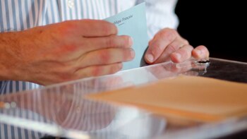 Elector francés acude a votar