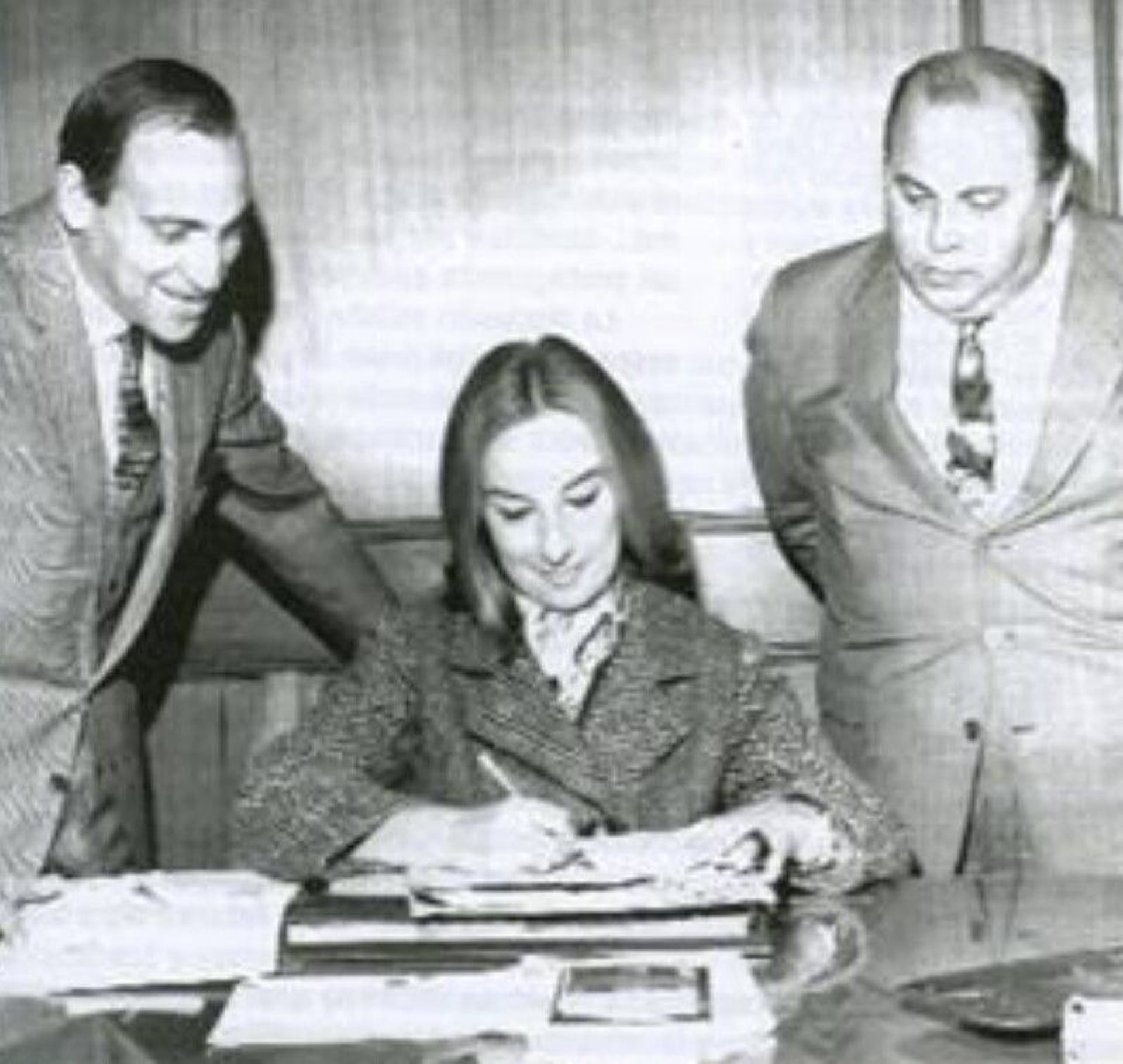 Histórico: Mirtha Legrand, firmando contrato con Canal 9, entre Romay (izquierda) y Samuel Yankelevich