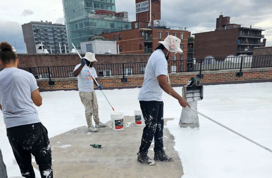 Los materiales reflectantes de los techos fríos devuelven parte de la radiación solar y pueden reducir hasta un 30% la temperatura interior de los edificios, según NYC CoolRoofs (Cortesía del Programa HOPE)