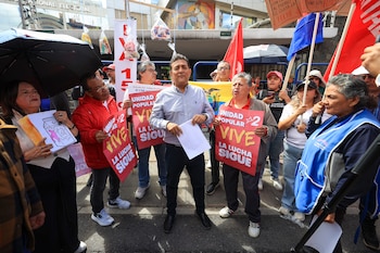 AME949. QUITO (ECUADOR), 07/04/2026.- Personas se manifiestan contra el adelanto de las elecciones locales, este martes, frente al Consejo Nacional Electoral, en Quito (Ecuador). EFE/ José Jácome