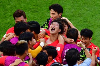 South Korea's players celebrate their second goal during the Russia 2018 World Cup Group F football match between South Korea and Germany at the Kazan Arena in Kazan on June 27, 2018. / AFP PHOTO / Luis Acosta / RESTRICTED TO EDITORIAL USE - NO MOBILE PUSH ALERTS/DOWNLOADS