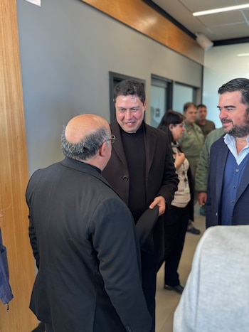 El padre José Salas Castañeda, coordinador de los viajes apostólicos de León XIV, en Paysandú (@iglesiauy)