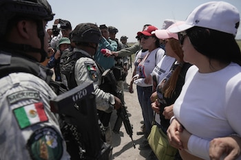 Familiares de personas desaparecidas discuten