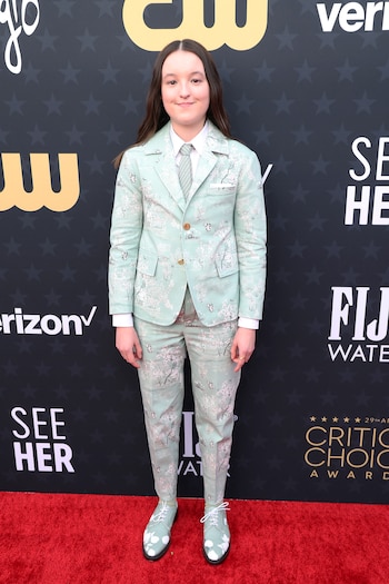 Bella Ramsey vestida por Thom