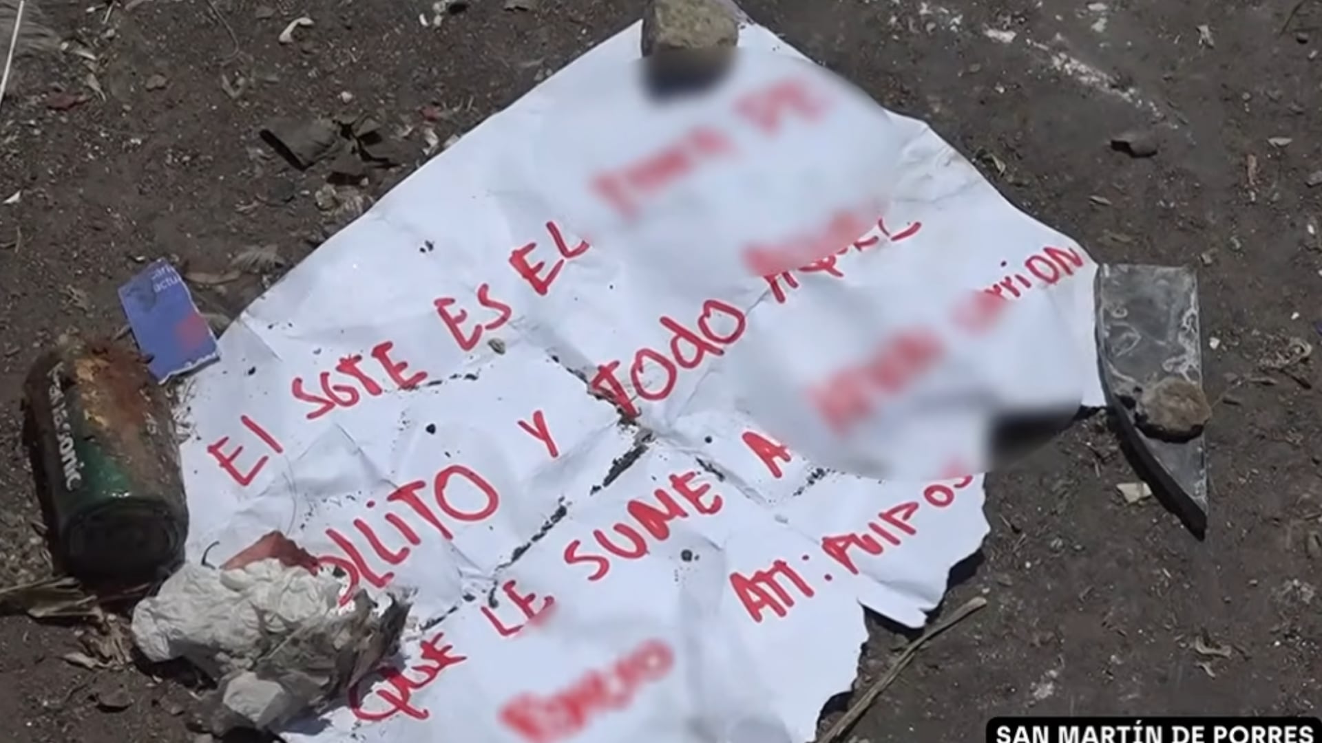 Una nota extorsiva atribuida a Los Pulpos permanece en la escena del asesinato de dos hermanos mototaxistas en San Martín de Porres. (Captura: Latina Noticias)