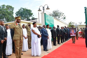 Salida del ataúd con los