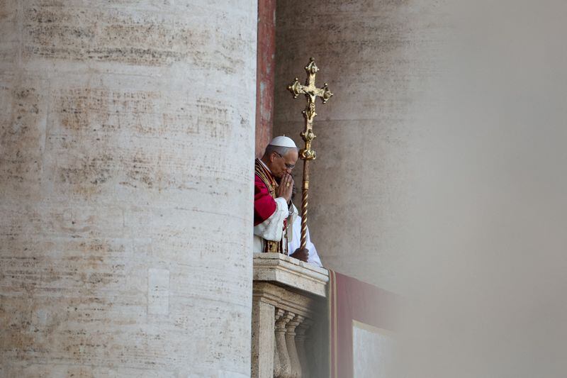 El recién elegido papa León XIV, el cardenal estadounidense Robert Prevost, aparece en el balcón de la Basílica de San Pedro en el Vaticano, el 8 de mayo de 2025