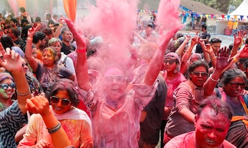 Personas celebrando las festividades.