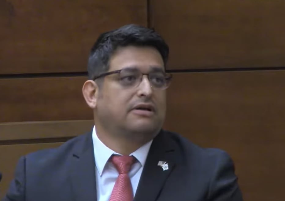 Duran afirmó en el estrado que, entre el primer y el segundo golpe, escuchó desde adentro una expresión que interpretó como reconocimiento de su presencia policial (@Okaloosa Court TV)