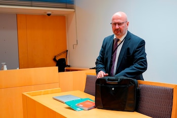 ARCHIVO - El fiscal de policía Thomas Blom llega a la sala del tribunal antes de la audiencia de detención de una persona sospechosa de espiar para China, en Oslo, martes 2 de julio de 2024.(Terje Bendiksby/NTB Scanpix vía AP, Archivo)