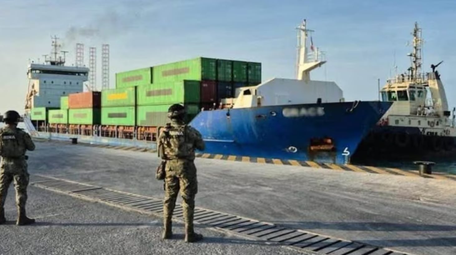 La Secretaría de Marina aseguró un buque en Yucatán, pero no tiene relación con el derrame en Progreso.Crédito: Secretaría de Marina