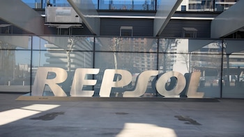 Repsol e Indra suben con