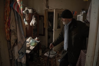 Valery recorre su casa entre