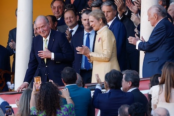 La Maestranza de Sevilla recibe al rey emérito Juan Carlos I en la reaparición de Morante de la Puebla (EFE/ Julio Muñoz)