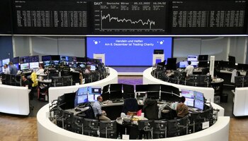 FOTO DE ARCHIVO: El gráfico de cotización del índice de precios alemán DAX en una pantalla en el interior de la Bolsa de Fráncfort, Alemania, el 5 de diciembre de 2022. REUTERS/Personal
