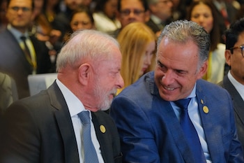 Presidente de Brasil, Luiz inácio Lula da Silva, hablando con su homólogo de Uruguay, Yamandú Orsi (EFE/ Presidencia de Colombia)