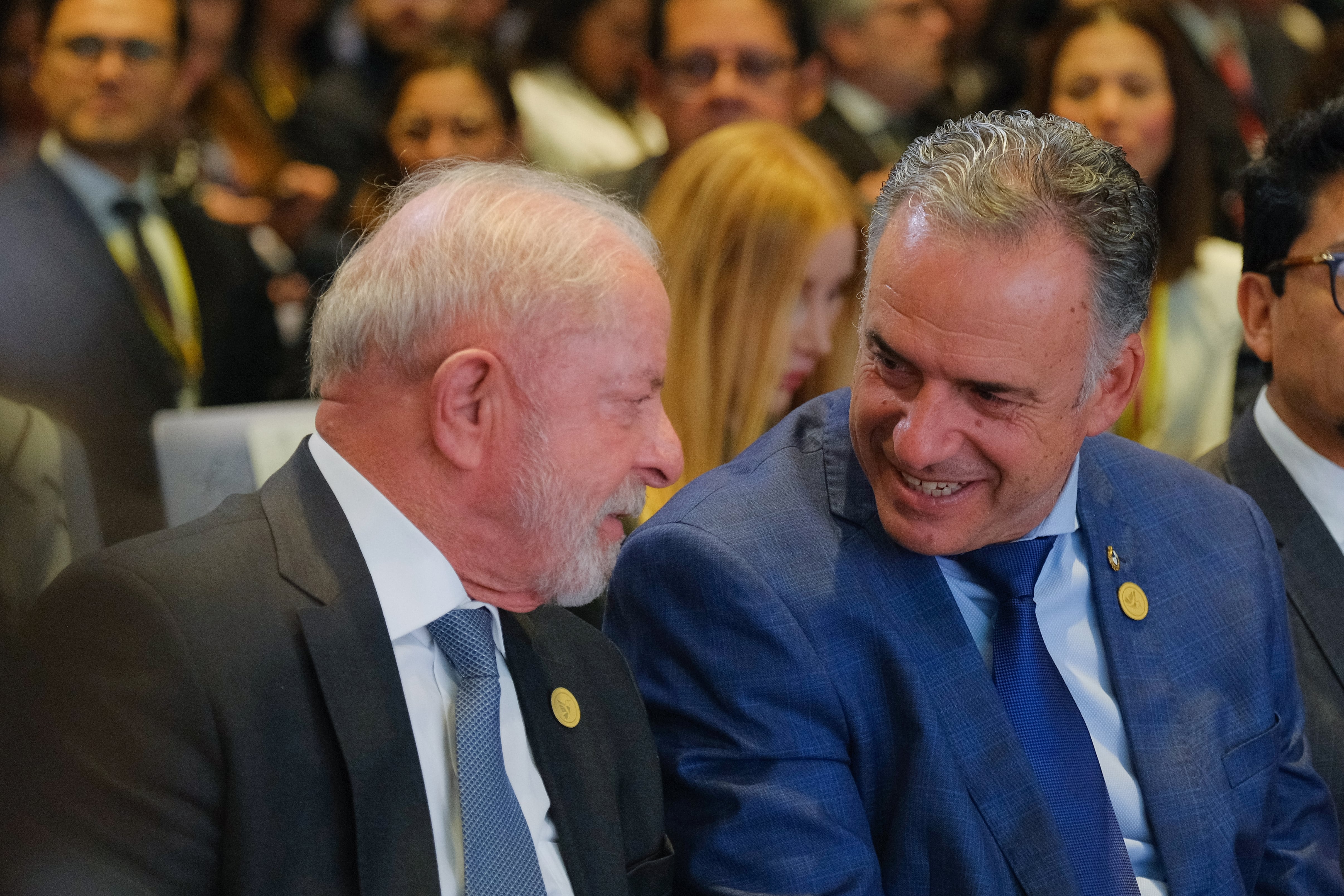 Presidente de Brasil, Luiz inácio Lula da Silva, hablando con su homólogo de Uruguay, Yamandú Orsi (EFE/ Presidencia de Colombia)
