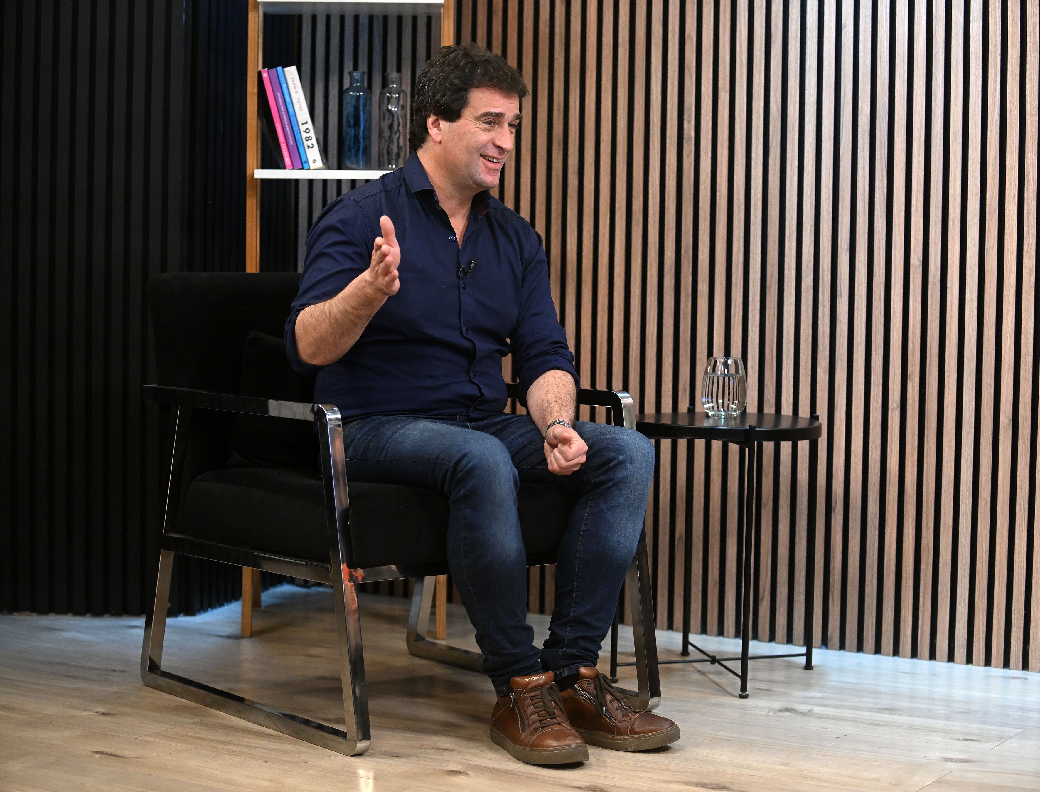 El candidato del FIT estuvo en los estudios de Infobae  (fotos Maximiliano Luna)