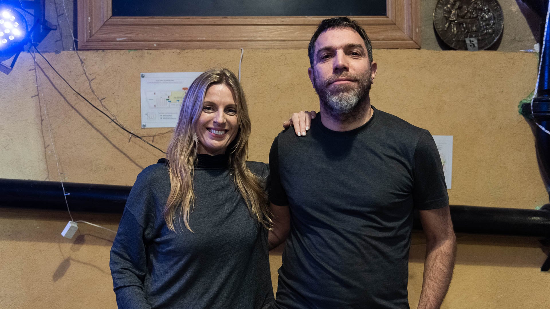 Un panel interdisciplinario, integrado por los expertos en neurociencia Lucía Crivelli y Adolfo García, abordó síntomas de la demencia, factores de riesgo y el impacto en familiares y cuidadores
