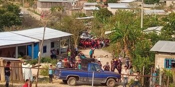 En la comunidad Ejido Santa Cruz, Chiapas, pobladores retuvieron al alcalde Gildardo Zenteno (Foto: Twitter/PTChiapas)