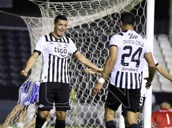 Óscar Cardozo y Roque Santa Cruz son los hombres de gol de Libertad y que jugarán ante Alianza Lima. (La Nación)