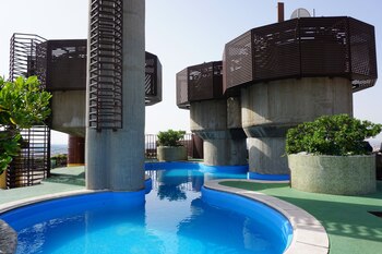 La piscina del edificio Torres Blancas
