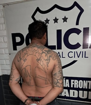 Guatemala expulsó a Marvin R., alias "Manso" y lo entregó en La Hachadura a las autoridades de El Salvador. (Cortesía: Gustavo Villatoro)