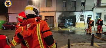 Los bomberos apagando el incendio y el coche siniestrado (Consorcio de Bomberos de Valencia)