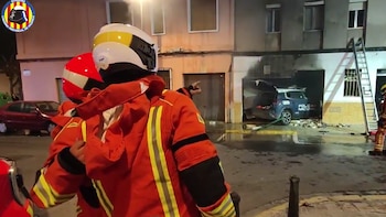 Un coche de la Policía Nacional choca contra una vivienda en Valencia y provoca un incendio