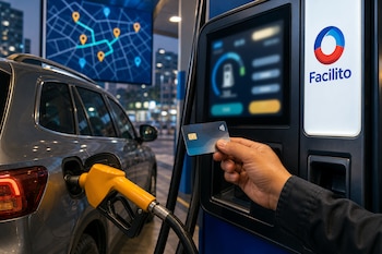 Una mano sostiene una tarjeta bancaria frente a un surtidor con el logotipo de Facilito que carga combustible a un automóvil gris.