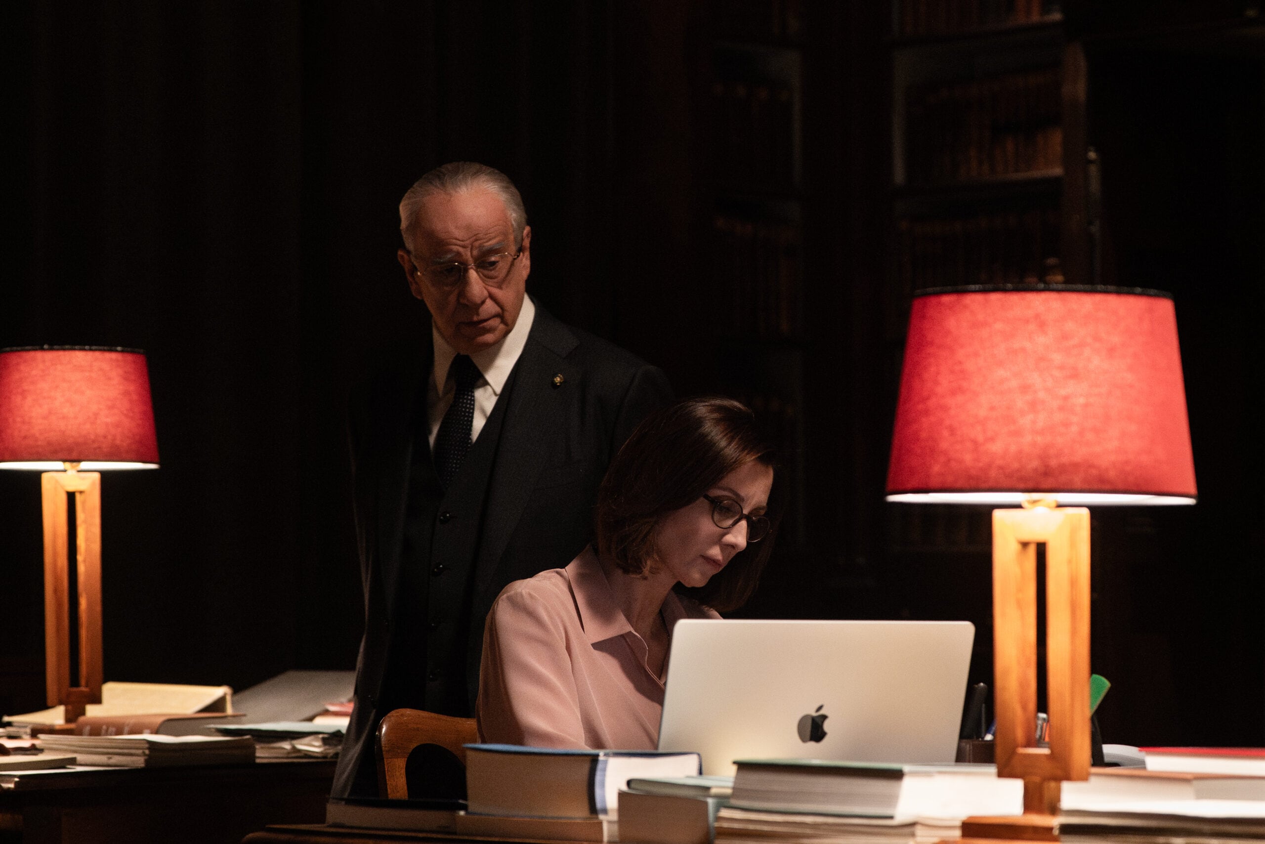 El aclamado actor Toni Servillo, conocido por su trabajo con Paolo Sorrentino, aparece aquí en un fotograma de la película
