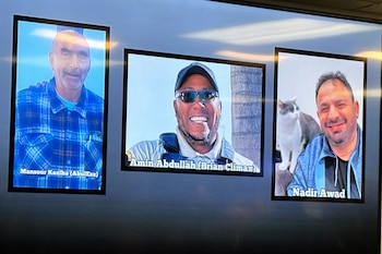 Tres retratos digitales enmarcados, uno al lado del otro, muestran a tres hombres sonriendo; el de la derecha incluye un gato