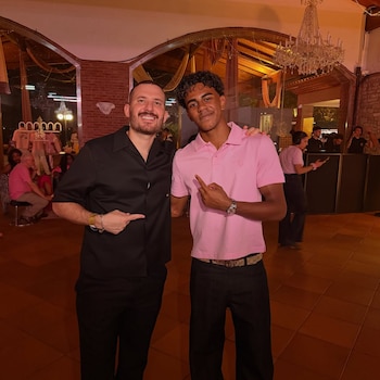 Varios integrantes se tomaron la foto con el futbolista luego de su presentación.