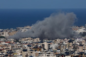 El humo se eleva tras los bombardeos israelíes en Dahieh, en los suburbios meridionales de Beirut, Líbano, 30 de marzo de 2026 (EFE/EPA/WAEL HAMZEH)