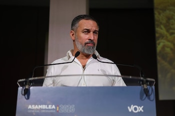 27/06/2026 El presidente de Vox, Santiago Abascal, interviene durante la Asamblea Ordinaria de Vox 2026, el auditorio Mutua Madrileña, a 27 de junio de 2026, en Madrid (España). Durante el acto, Vox ha explicado la 'desregulación', un concepto que Vox ha introducido en las autonomías donde gobierna, con consejerías creada expresamente para esta materia y dirigidas por el partido, y que tiene como objetivo simplificar la Administración, eliminar trabas y lograr una mayor eficiencia en el gasto público.
POLITICA
Alejandro Martínez Vélez - Europa Press