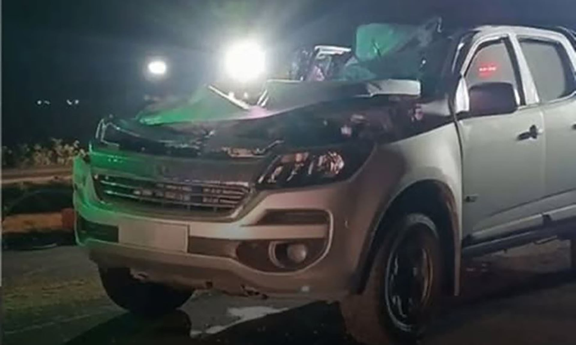 Así quedó la camioneta que impactó contra el camión que transportaba cereales y falleció la acompañante (Policía de Santa Fe)