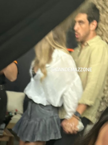 Con gestos de cariño y