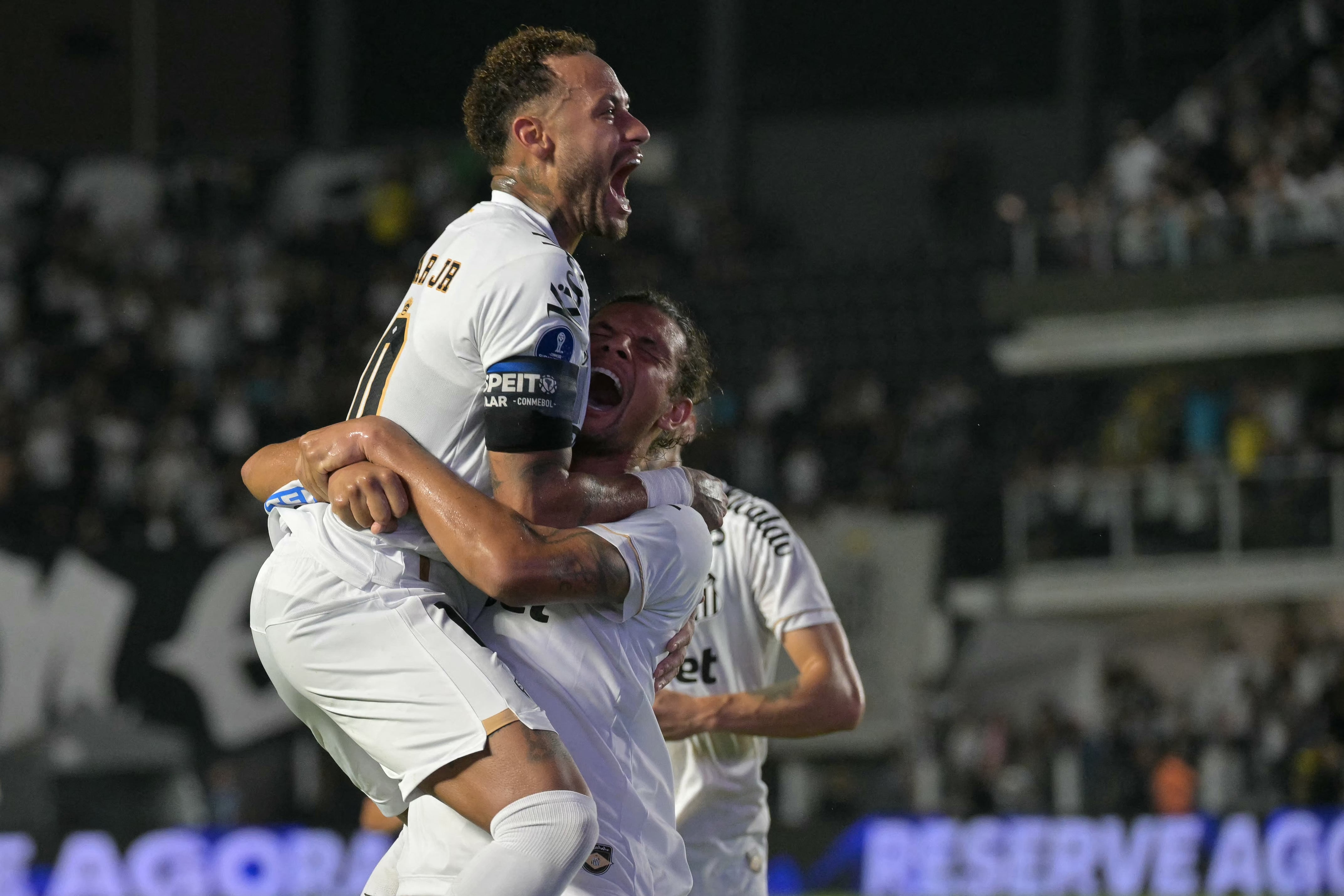 Neymar fue determinante en el triunfo de Santos ante Macará con dos asistencia, primero a Gabigol y luego a Willian Arão (Photo by NELSON ALMEIDA / AFP)